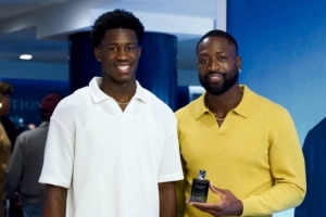 b体育-表情略显拘谨！76人探花埃奇库姆与韦德参加活动并合影