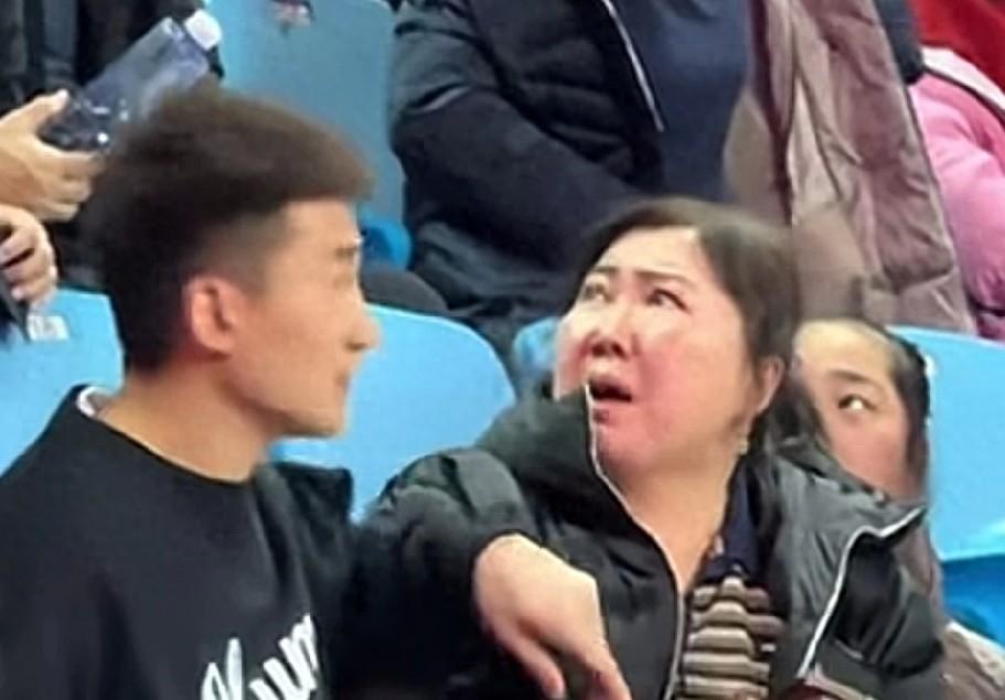 b体育-郁闷！孙铭徽家人与安保冲突！布朗疯狂出手26次，决战三分打铁！